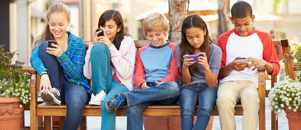 Enfants regardant leur smartphone